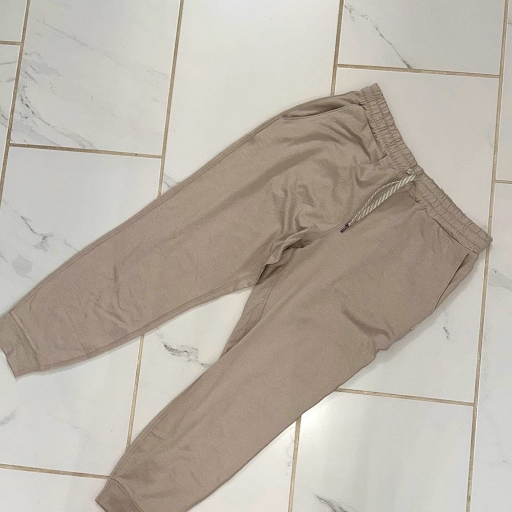 Vuori beige dream knit joggers